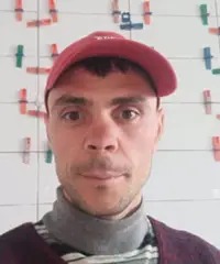 Bracciante agricolo raccolta frutta