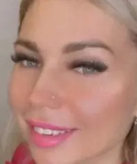 Un brindisi al futuro, iniziando con un incontro Un brindisi al futuro, iniziando con un incontro