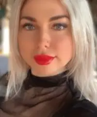 Un brindisi al futuro, iniziando con un incontro Un brindisi al futuro, iniziando con un incontro