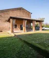 Rustico ristrutturato indipendente con parco a Fontanellato (PR) Rustico ristrutturato indipendente con parco a Fontanellato (PR)