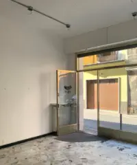 Negozio fronte strada con vetrina