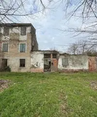 Rustico indipendente con stalla antica e giardino a Fontevivo