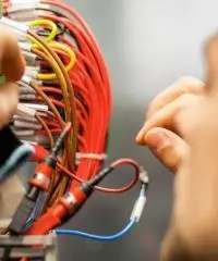 Elettricista bravo per aziende manutenzione