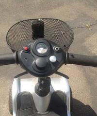 Scooter a batteria a 4 ruote