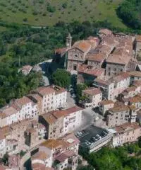Un bel paesino nel cuore della Toscana, vicino al Tirreno