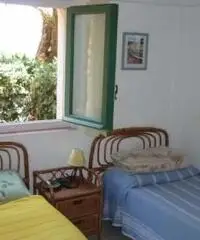 Fresca e tranquilla casetta nel verde a pochi passi dal mare Fresca e tranquilla casetta nel verde a pochi passi dal mare