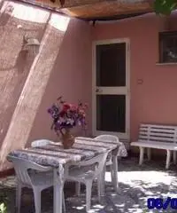 Affitto casa con giardinetto e posti auto a Sperlonga