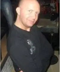 Ragazzo cerca donna per relazione seria Ragazzo cerca donna per relazione seria