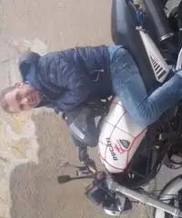 Non mi piace descrivermi.ma essere descritto è giudicato Non mi piace descrivermi.ma essere descritto è giudicato