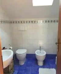 Mansarda trilocale con giardino e posto auto