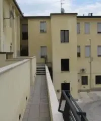 A E. 98,000,00 Torbole Casaglia nuovo trilocale Piazza della Chiesa libero o affittato resa 8,5% cod A E. 98,000,00 Torbole Casaglia nuovo trilocale Piazza della Chiesa libero o affittato resa 8,5% cod