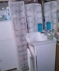 Svendo Roulotte con Pre-Ingresso e servizi per sei a 70 MT.dal mare. Svendo Roulotte con Pre-Ingresso e servizi per sei a 70 MT.dal mare.