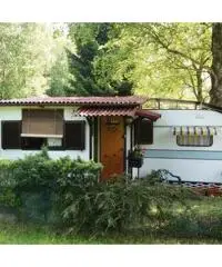 ROULOTTE CON PRE INGRESSO E TELO DI COPERTURA ROULOTTE CON PRE INGRESSO E TELO DI COPERTURA