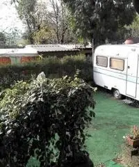 Una piazzola di mq 70 con roulotte al prezzo di € 2.000 Una piazzola di mq 70 con roulotte al prezzo di € 2.000