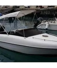 Bellissimo scafo americano di circa metri 6. Bellissimo scafo americano di circa metri 6.