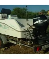 Barca a motore fuori bordo