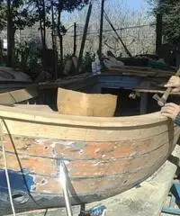 maestro d'ascia esegue lavori di rigenerazione  e ristrutturazioni imbarcazioni in legno