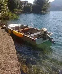 Barca tipo canadian a motore Barca tipo canadian a motore
