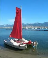 Catamarano per campeggio nautico