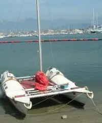 Catamarano per campeggio nautico