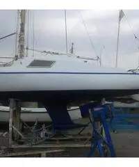 Barca a vela di metri 6 pronta alla boa Barca a vela di metri 6 pronta alla boa