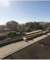 Chiavari : ultimo piano con vista mare, ampia metratura Chiavari : ultimo piano con vista mare, ampia metratura