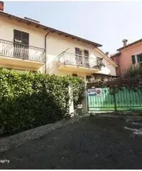 CASELLA – CASA SEMI INDIPENDENTE CON SPLENDIDO GIARDINO CASELLA – CASA SEMI INDIPENDENTE CON SPLENDIDO GIARDINO