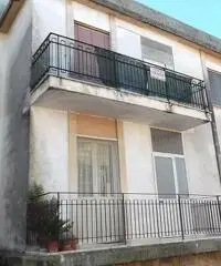 AMPIO QUADRILOCALE CON BOX E GIARDINETTO DI PERTINENZA AMPIO QUADRILOCALE CON BOX E GIARDINETTO DI PERTINENZA