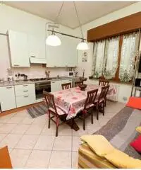 Arcore (MB): 3 Locali più servizi con cantina e poss.tà posto auto Arcore (MB): 3 Locali più servizi con cantina e poss.tà posto auto