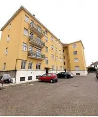 Arcore (MB): 3 Locali più servizi con cantina e poss.tà posto auto Arcore (MB): 3 Locali più servizi con cantina e poss.tà posto auto