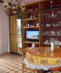 Villasanta(MB): 2 locali più servizi. Cantina e Balcone. Villasanta(MB): 2 locali più servizi. Cantina e Balcone.
