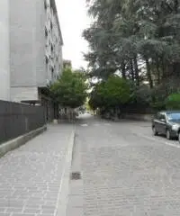 Villasanta(MB): 2 locali più servizi. Cantina e Balcone.