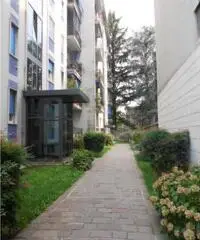 Villasanta(MB): 2 locali più servizi. Cantina e Balcone. Villasanta(MB): 2 locali più servizi. Cantina e Balcone.