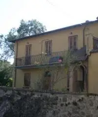 Antico Casale con giardino in una panoramica frazione di Cascia Antico Casale con giardino in una panoramica frazione di Cascia