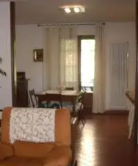VILLA A SCHIERA di 6 vani e di 180 mq (CARMIGNANO) VILLA A SCHIERA di 6 vani e di 180 mq (CARMIGNANO)