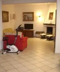 VILLA A SCHIERA di 6 vani e di 180 mq (CARMIGNANO) VILLA A SCHIERA di 6 vani e di 180 mq (CARMIGNANO)