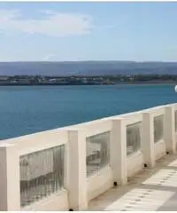 SIRACUSA, ORTIGIA, VENDESI SIGNORILE ATTICO CON SUPERLATIVA VISTA MARE