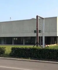 LOCALE COMMERCIALE DI 1300 MQ E AMPIA AREA PARCHEGGIO