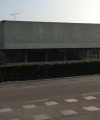 LOCALE COMMERCIALE DI 1300 MQ E AMPIA AREA PARCHEGGIO