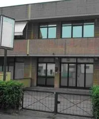 Capannone commerciale in affitto a Pontedera 300 mq  Rif: 350271