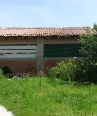 VENDESI MAGAZZINO DI MQ. 200