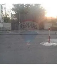 Ampio deposito con 700 mq di spazio esterno