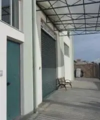 Barcellona ampio capannone attrezzato Barcellona ampio capannone attrezzato