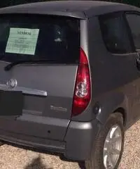 Aixam 125, mai modificata, tenuta da una ragazza.