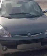 Aixam 125, mai modificata, tenuta da una ragazza.