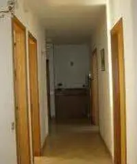 Stanza singola arredata