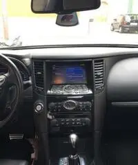 Infiniti FX30 black & white edition Infiniti FX30 black & white edition