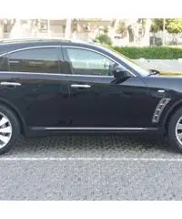 Infiniti FX30 black & white edition Infiniti FX30 black & white edition