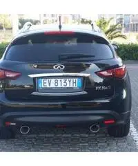 Infiniti FX30 black & white edition
