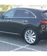 Infiniti FX30 black & white edition